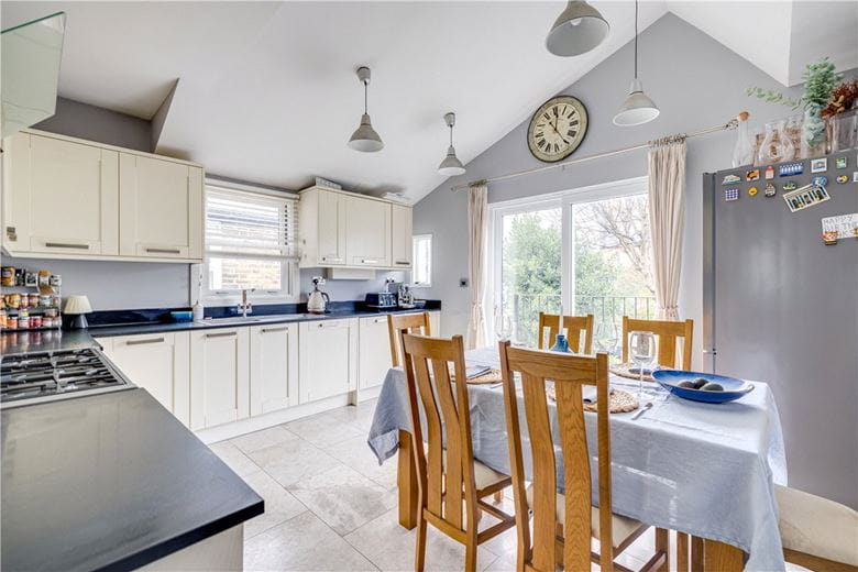 3 bedroom flat, Trentham Street, London SW18 - Available