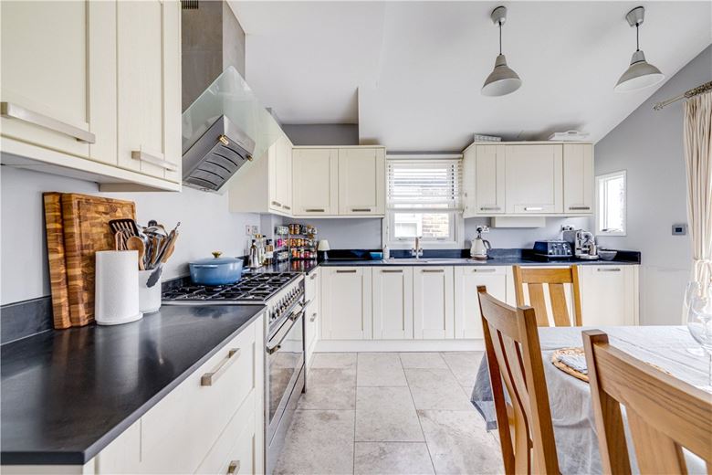 3 bedroom flat, Trentham Street, London SW18 - Available