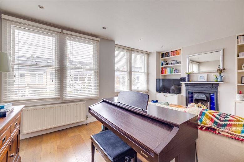 3 bedroom flat, Trentham Street, London SW18 - Available