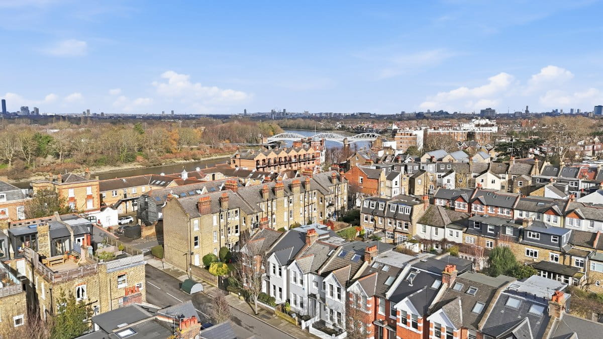 4 bedroom house, Second Avenue, London SW14 - Available