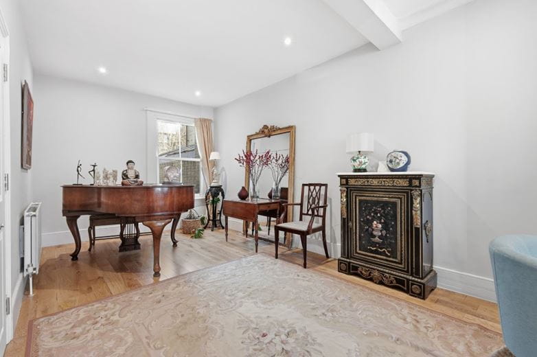 4 bedroom house, Second Avenue, London SW14 - Available