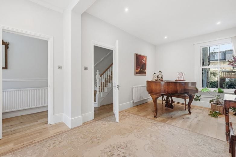 4 bedroom house, Second Avenue, London SW14 - Available
