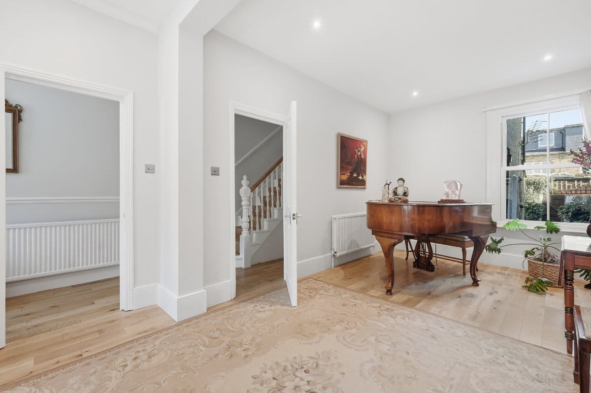 4 bedroom house, Second Avenue, London SW14 - Available
