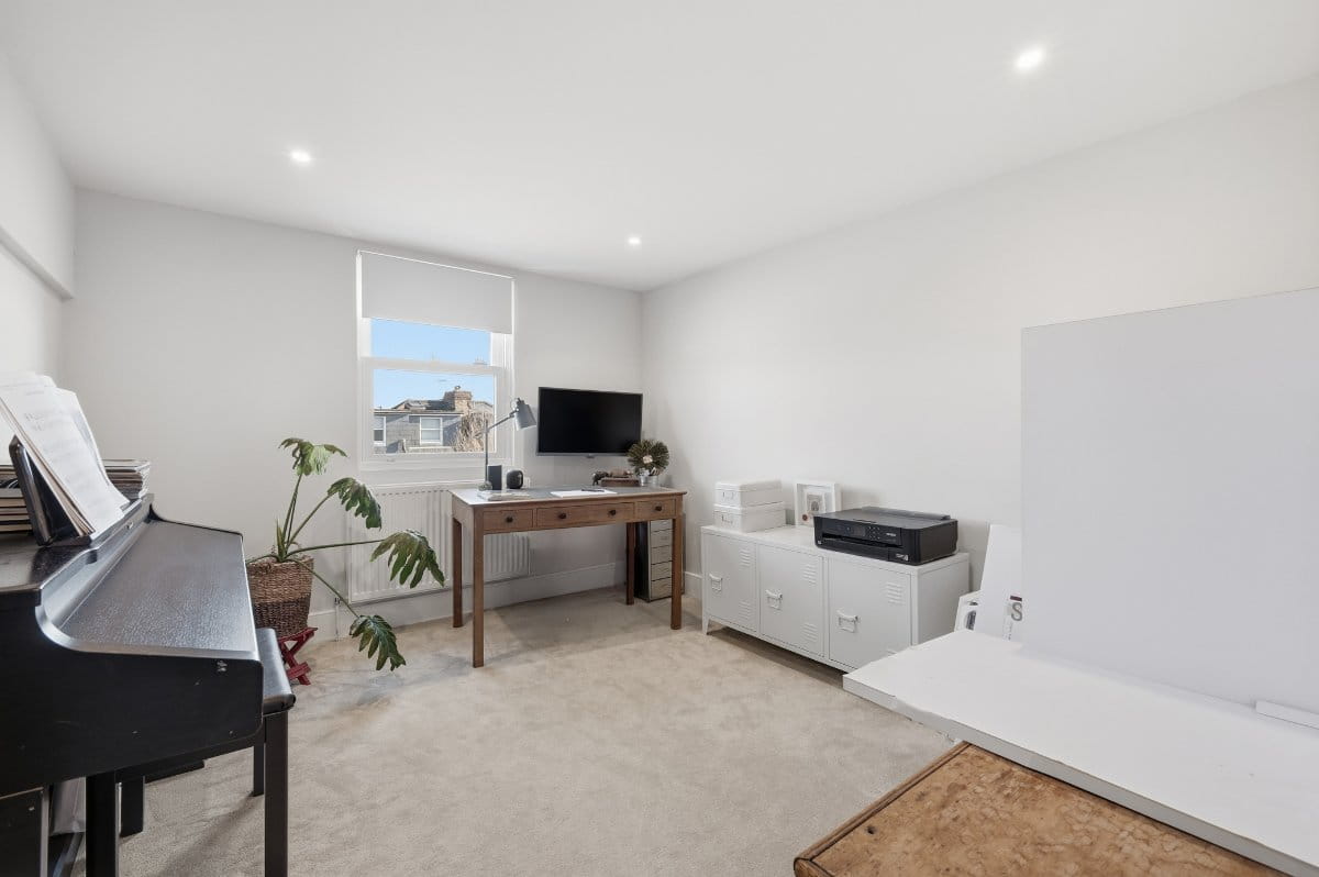 4 bedroom house, Second Avenue, London SW14 - Available