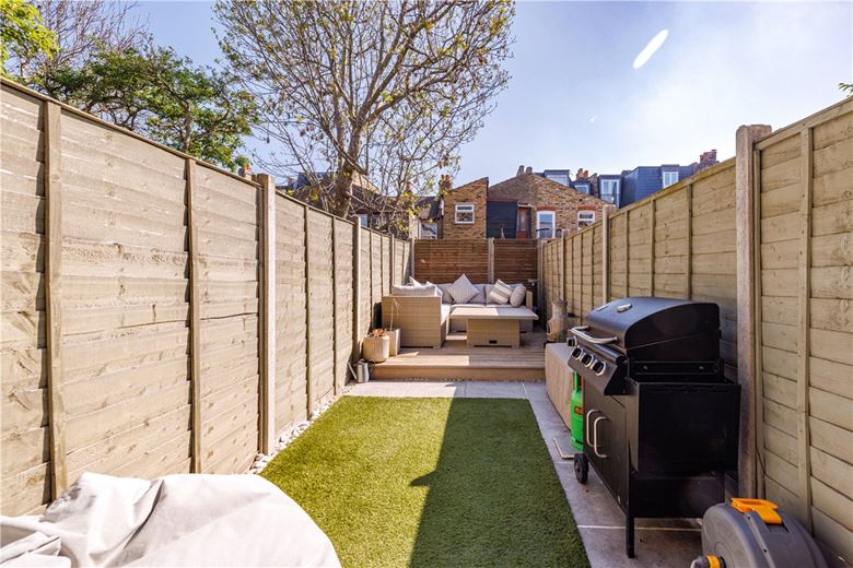 2 bedroom flat, Trentham Street, London SW18 - Available
