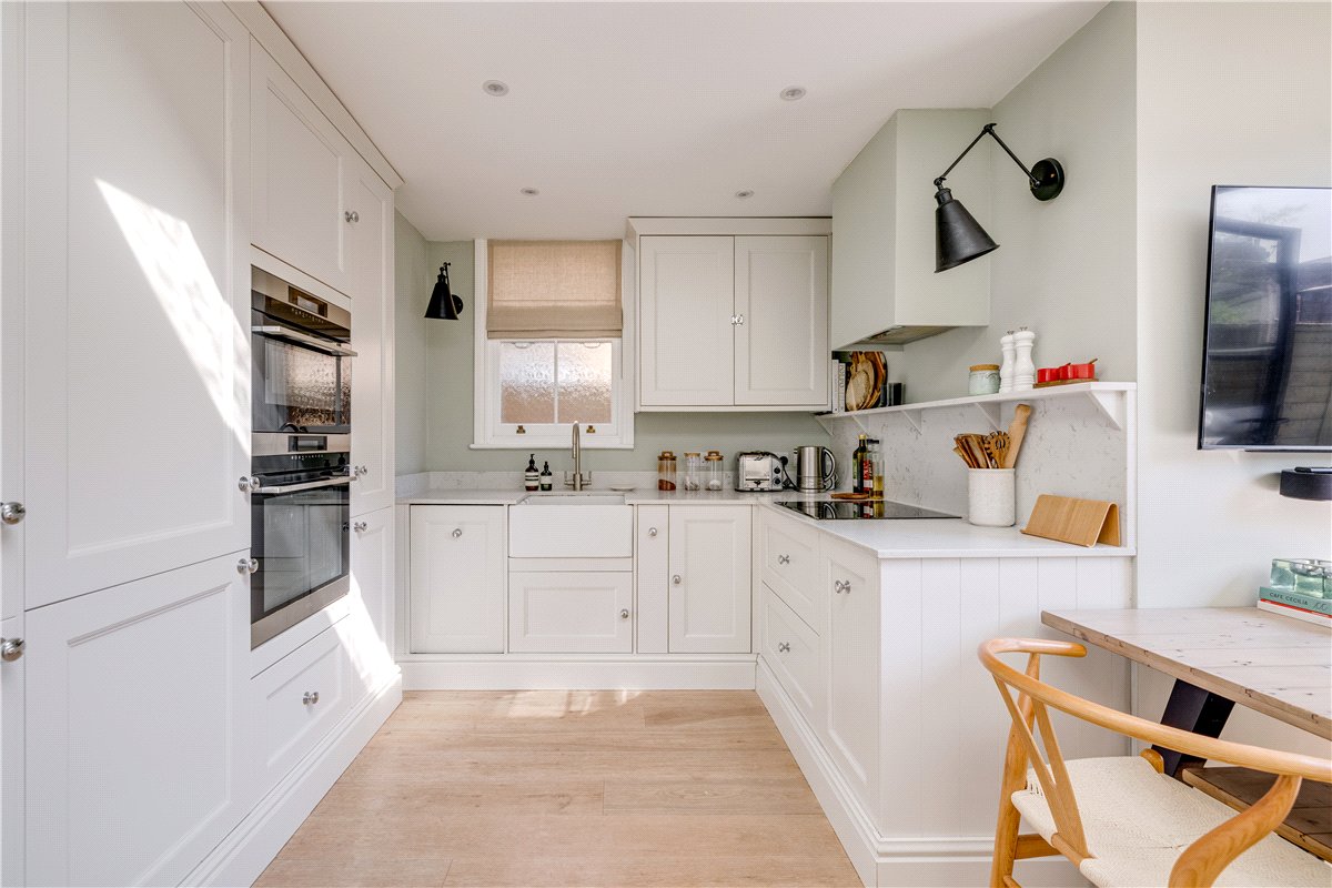 2 bedroom flat, Trentham Street, London SW18 - Available