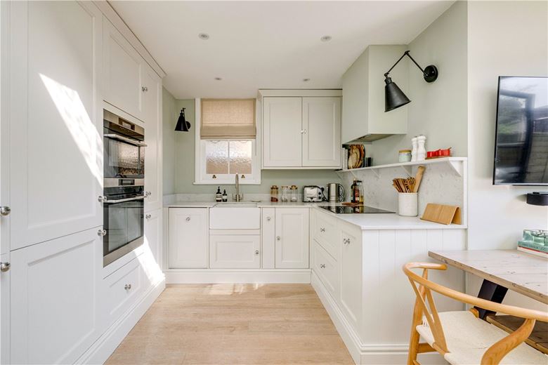 2 bedroom flat, Trentham Street, London SW18 - Available