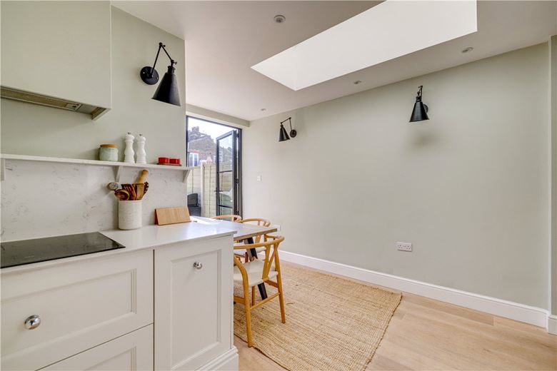 2 bedroom flat, Trentham Street, London SW18 - Available