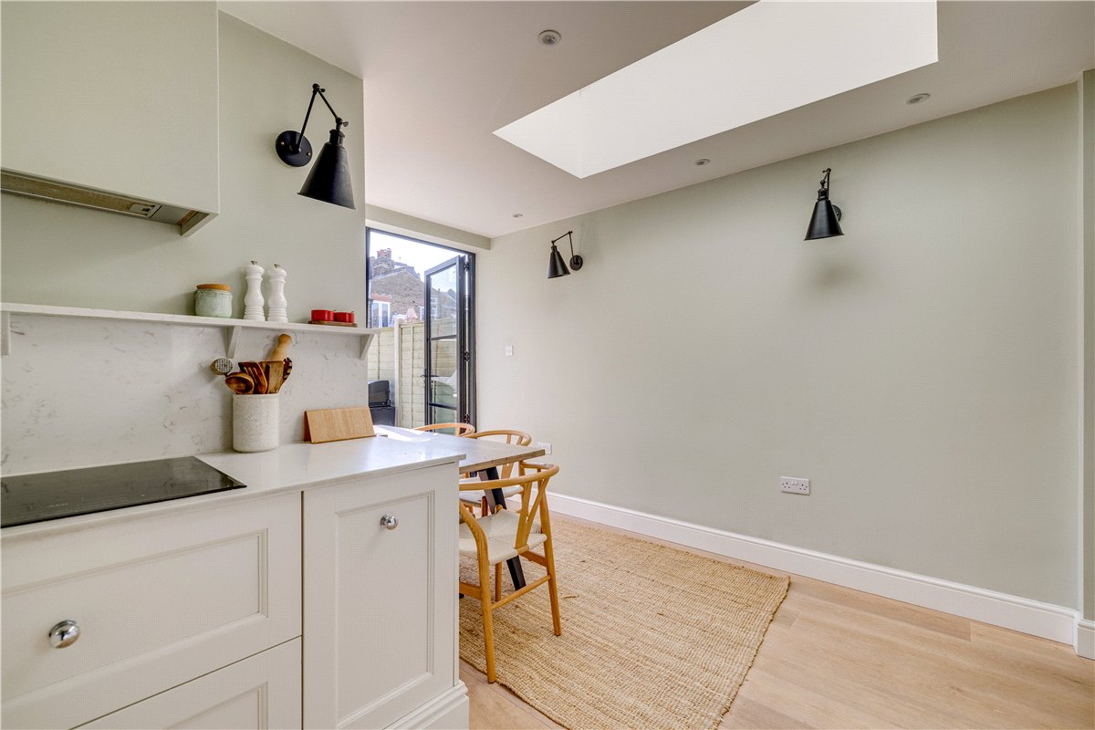 2 bedroom flat, Trentham Street, London SW18 - Available