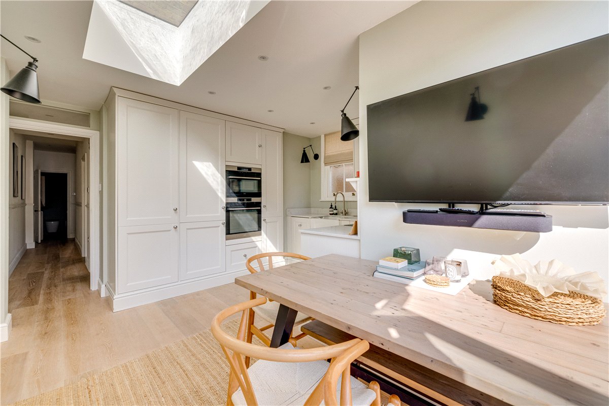 2 bedroom flat, Trentham Street, London SW18 - Available