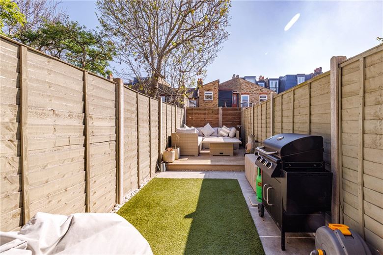 2 bedroom flat, Trentham Street, London SW18 - Available