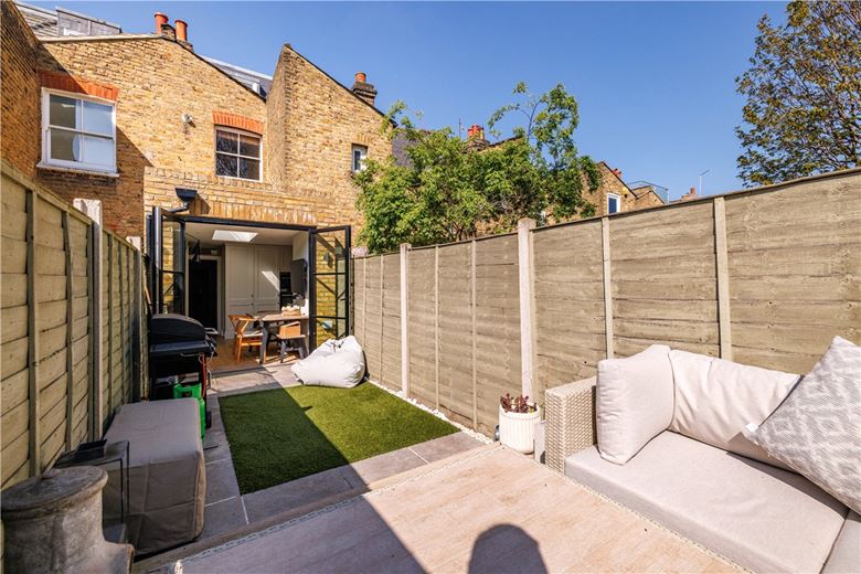 2 bedroom flat, Trentham Street, London SW18 - Available