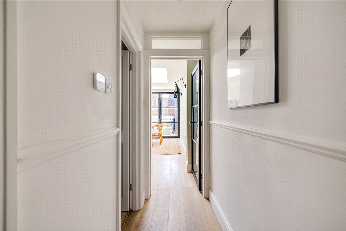 2 bedroom flat, Trentham Street, London SW18 - Available
