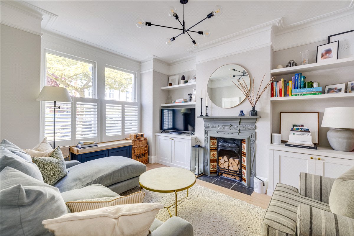 2 bedroom flat, Trentham Street, London SW18 - Available