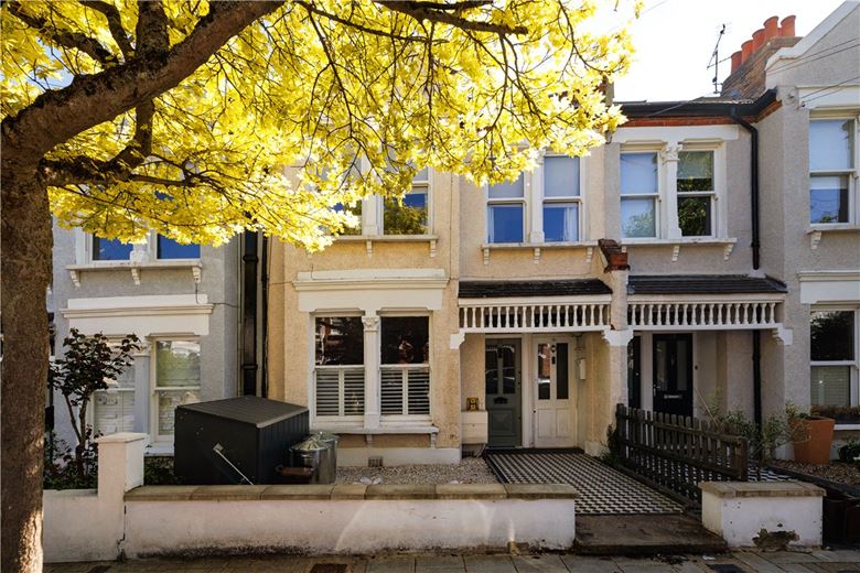 2 bedroom flat, Trentham Street, London SW18 - Available