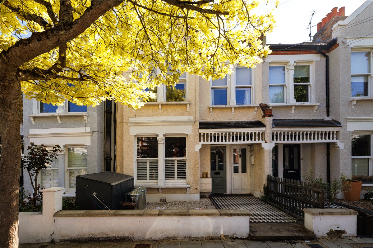 2 bedroom flat, Trentham Street, London SW18 - Available