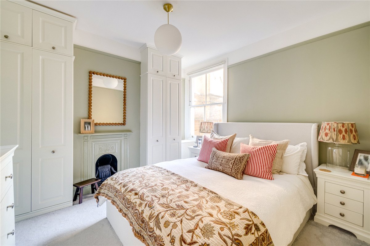 2 bedroom flat, Trentham Street, London SW18 - Available