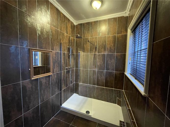 6 bedroom house, Gredington, Hanmer SY13 - Available