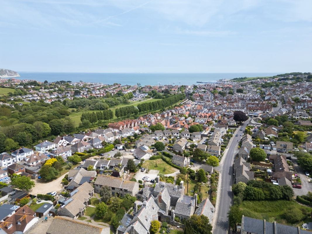 8 bedroom house, High Street, Swanage BH19 - Available