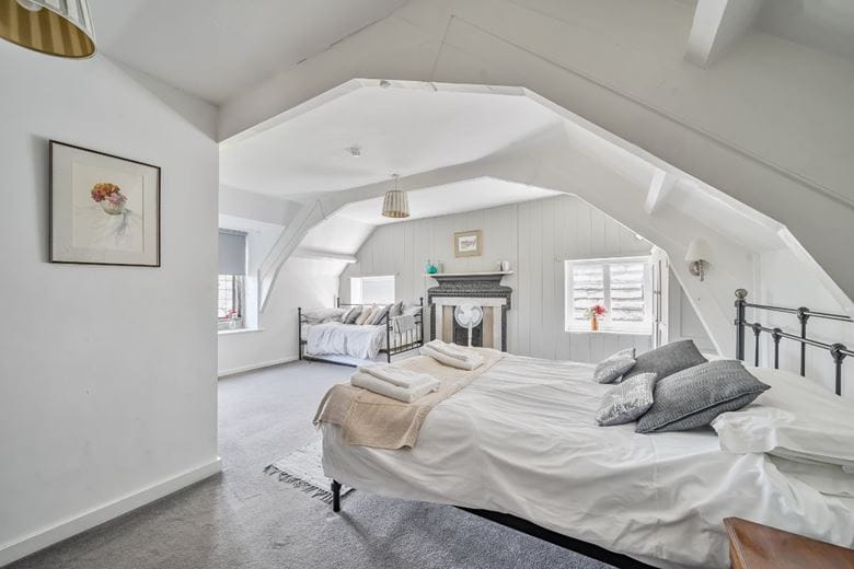 8 bedroom house, High Street, Swanage BH19 - Available