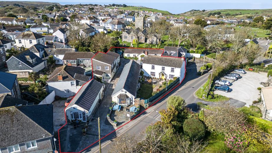 5 bedroom house, Lender Lane, Mullion TR12 - Available