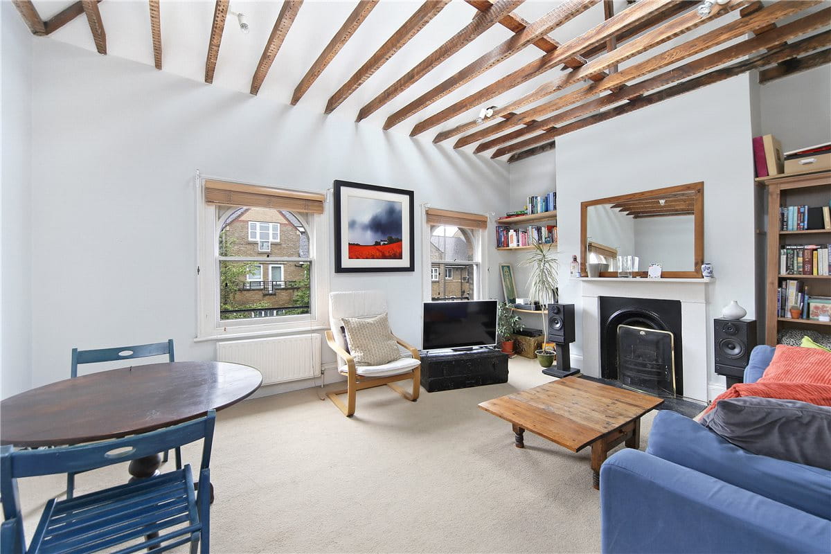 2 bedroom flat, St. James's Drive, London SW17 - Available