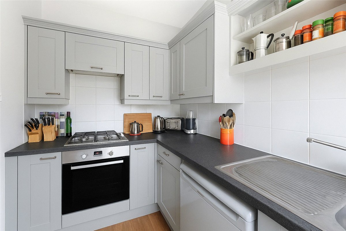 2 bedroom flat, St. James's Drive, London SW17 - Available