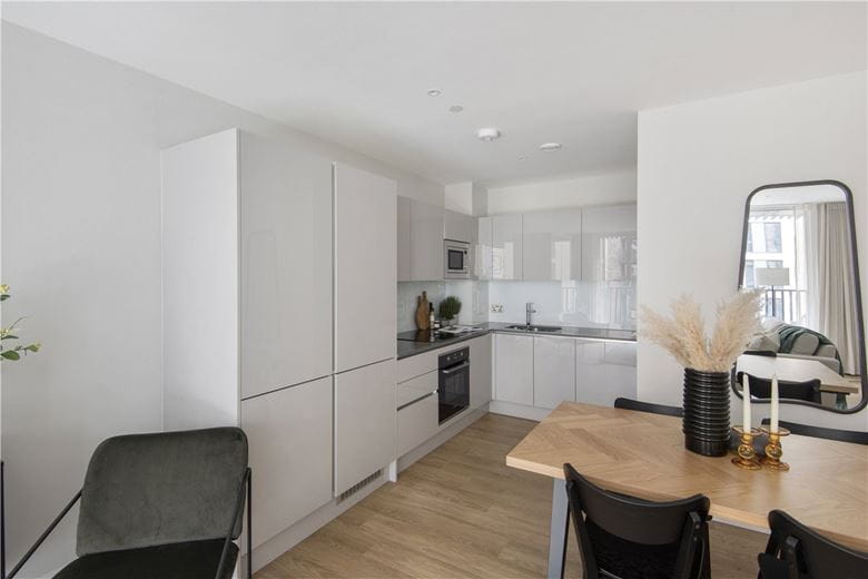 2 bedroom flat, Greyhound Parade, London SW17