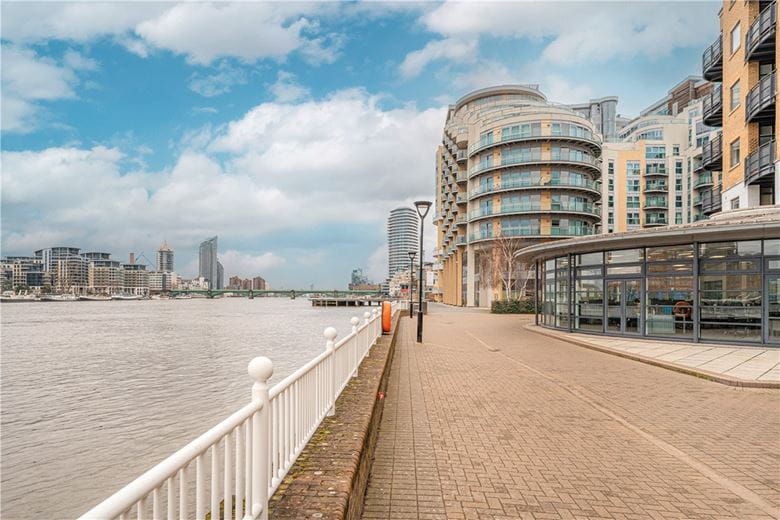 3 bedroom flat, Bridges Court Road, London SW11 - Available