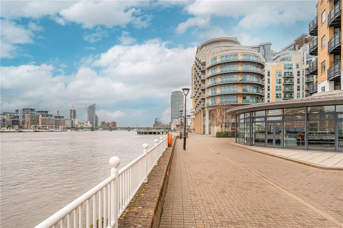 3 bedroom flat, Bridges Court Road, London SW11 - Available