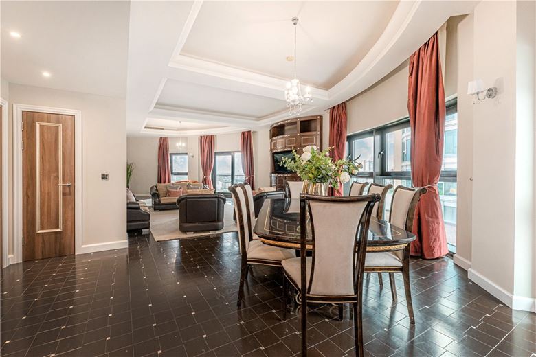 3 bedroom flat, Bridges Court Road, London SW11 - Available