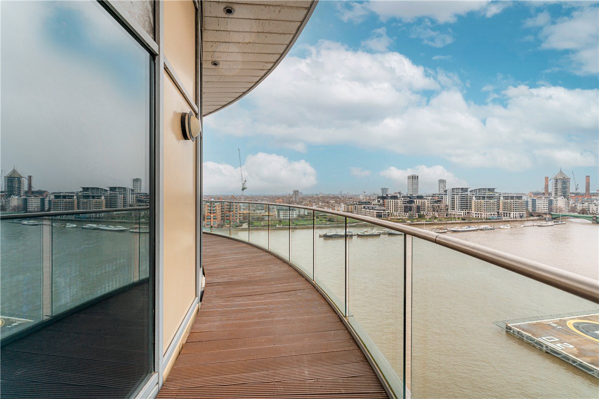 3 bedroom flat, Bridges Court Road, London SW11 - Available