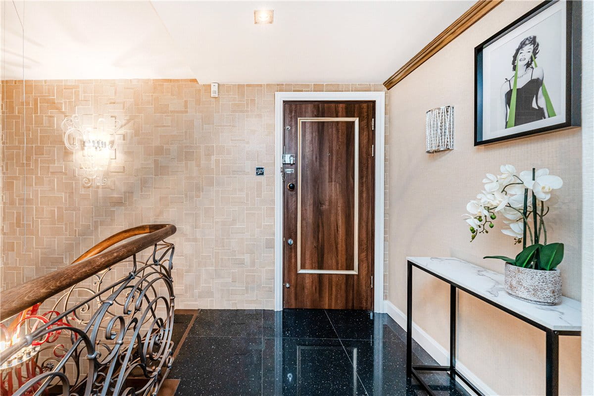 3 bedroom flat, Bridges Court Road, London SW11 - Available