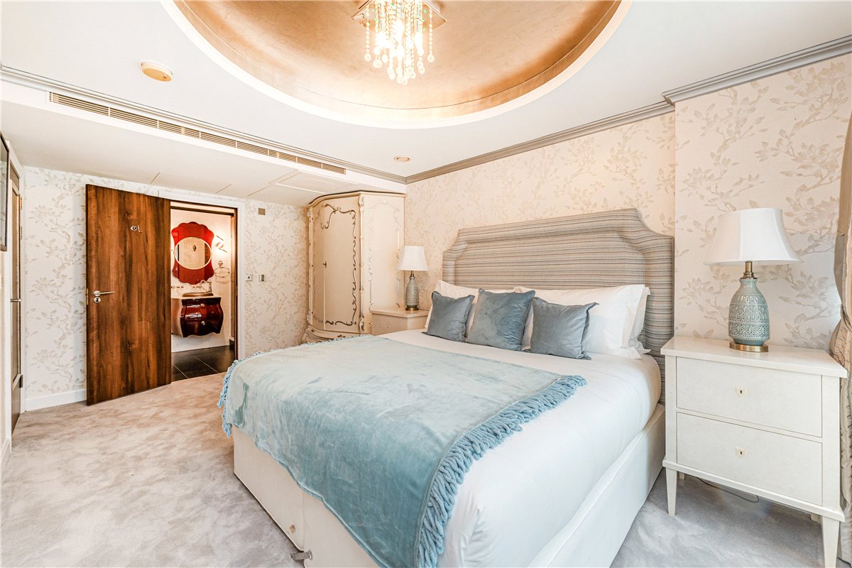 3 bedroom flat, Bridges Court Road, London SW11 - Available