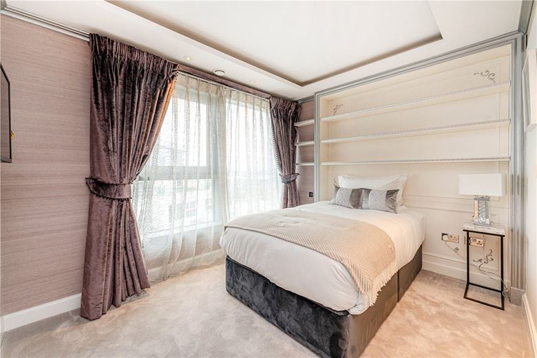 3 bedroom flat, Bridges Court Road, London SW11 - Available