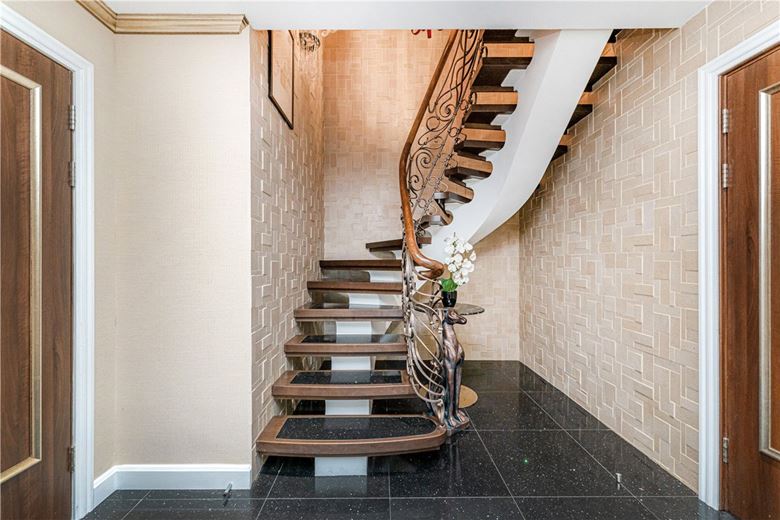 3 bedroom flat, Bridges Court Road, London SW11 - Available