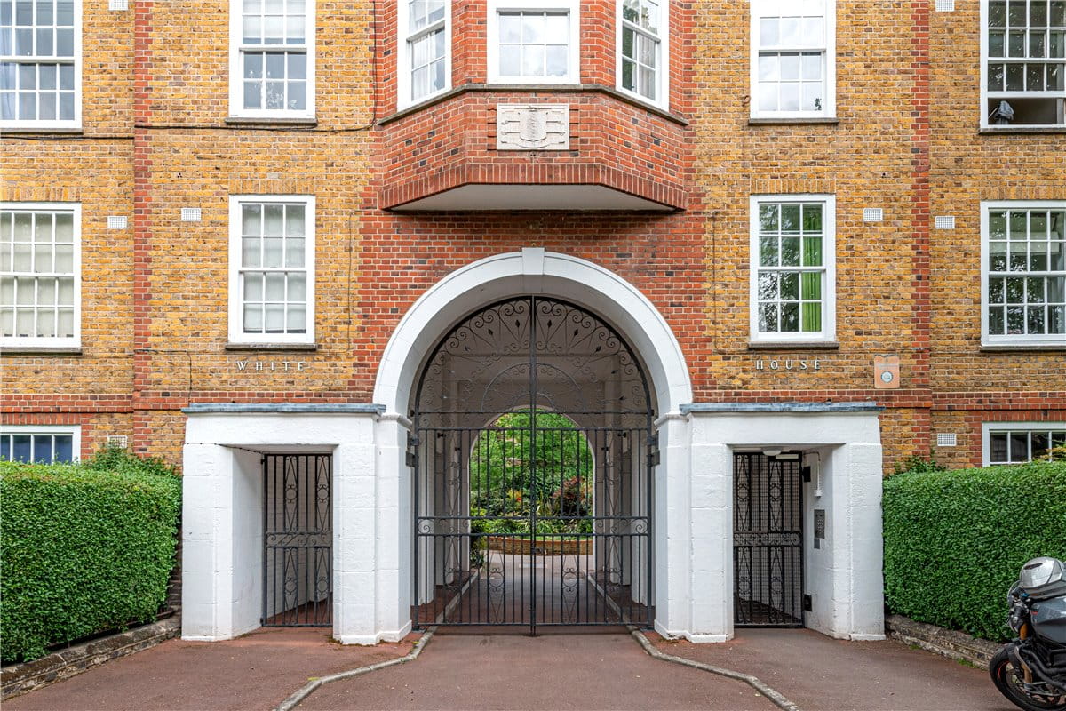 2 bedroom flat, Vicarage Crescent, London SW11