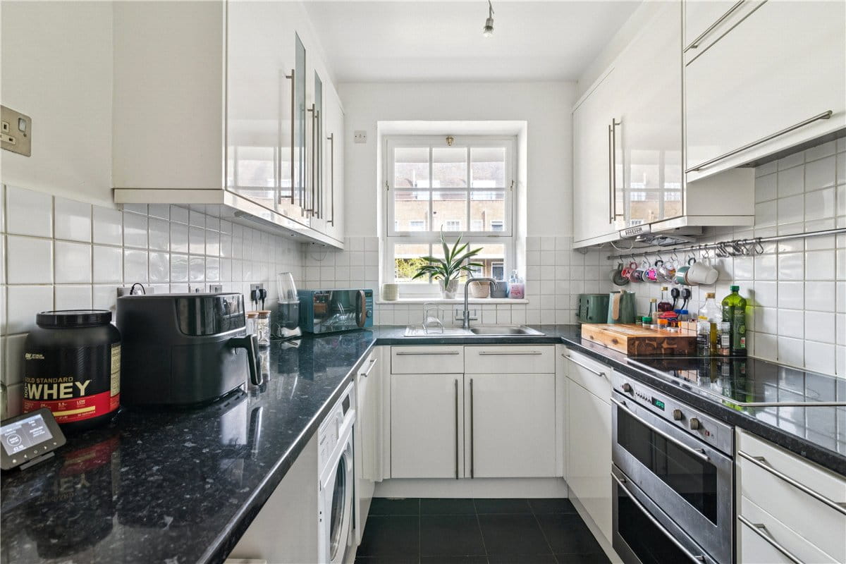 2 bedroom flat, Vicarage Crescent, London SW11