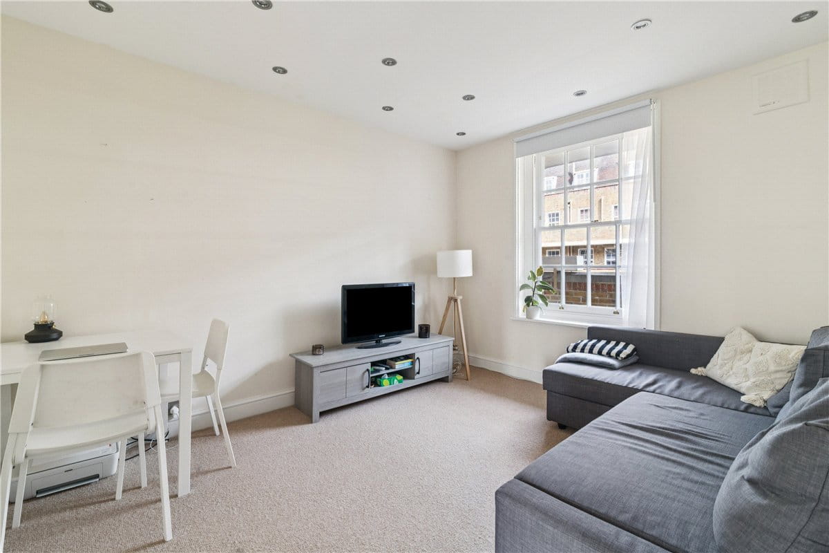 2 bedroom flat, Vicarage Crescent, London SW11