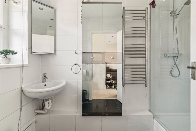 2 bedroom flat, Vicarage Crescent, London SW11