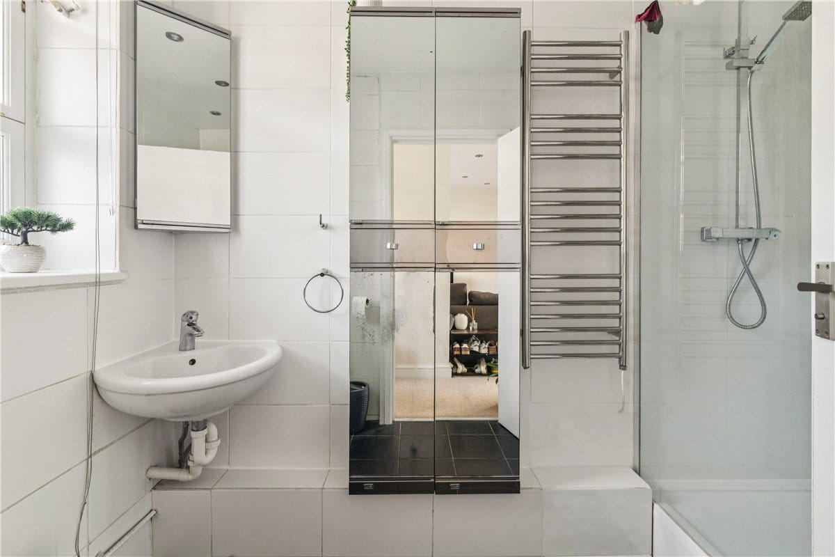 2 bedroom flat, Vicarage Crescent, London SW11