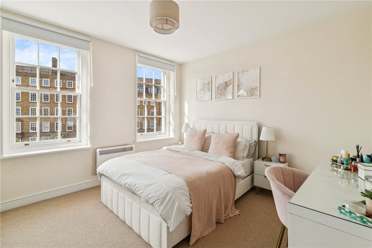 2 bedroom flat, Vicarage Crescent, London SW11