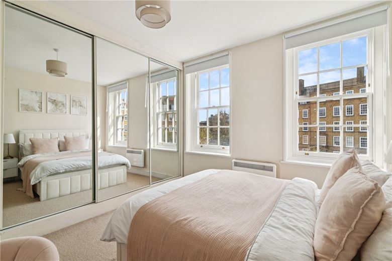 2 bedroom flat, Vicarage Crescent, London SW11
