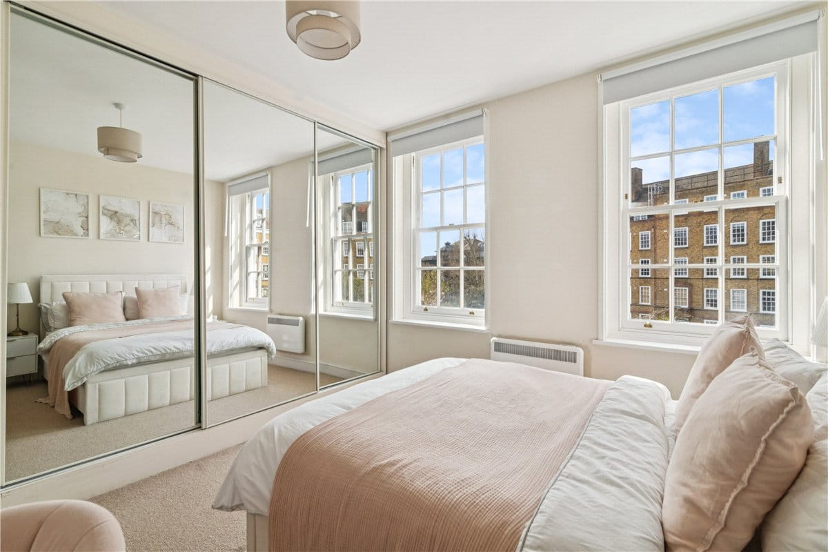 2 bedroom flat, Vicarage Crescent, London SW11