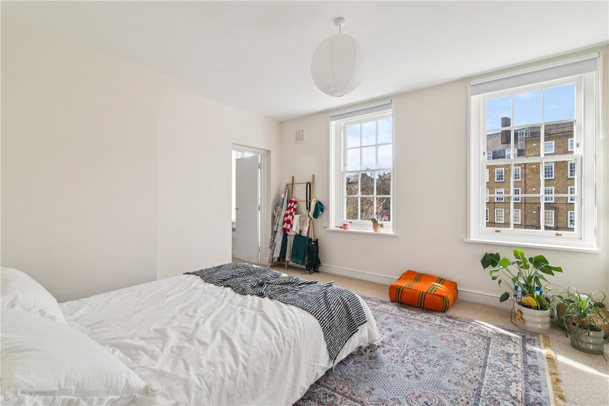 2 bedroom flat, Vicarage Crescent, London SW11