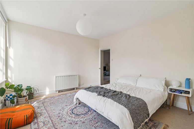2 bedroom flat, Vicarage Crescent, London SW11
