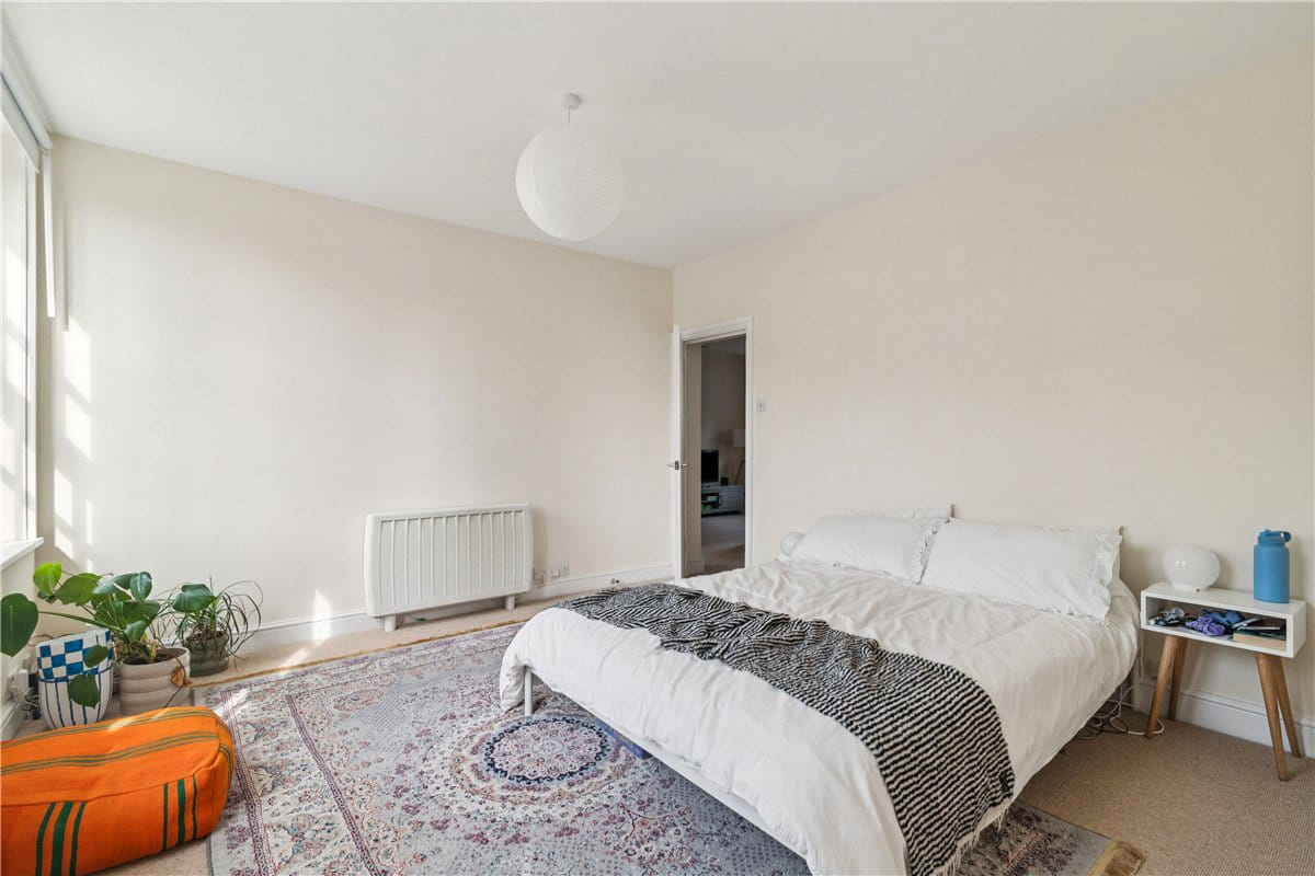 2 bedroom flat, Vicarage Crescent, London SW11