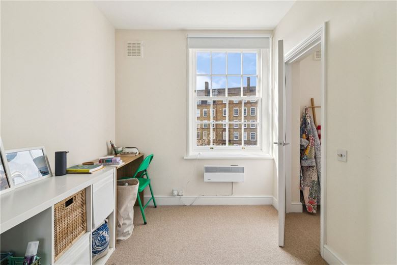 2 bedroom flat, Vicarage Crescent, London SW11