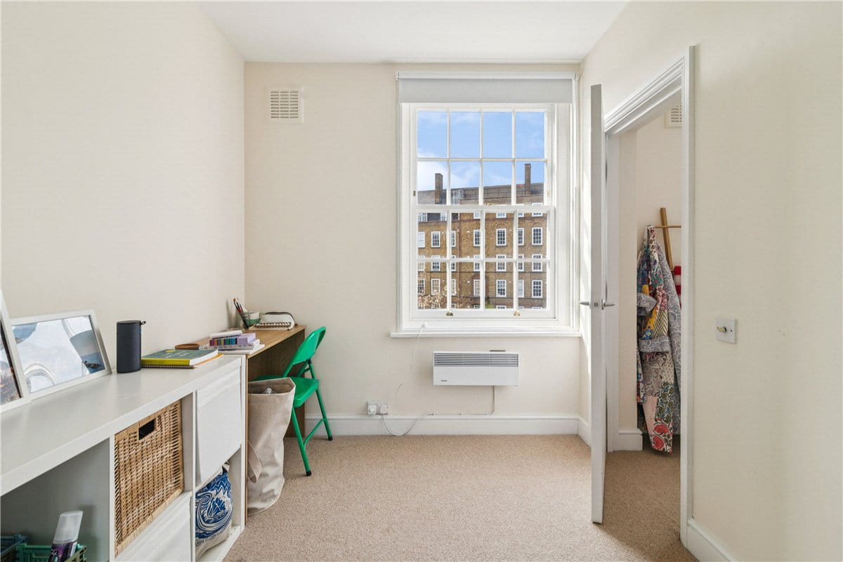 2 bedroom flat, Vicarage Crescent, London SW11