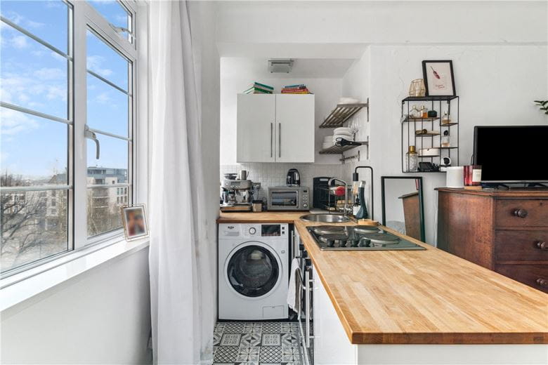 1 bedroom flat, Balham High Road, London SW17